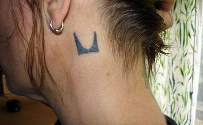 Tatuagem do logotipo da Herman Miller