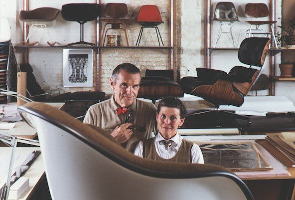 Charles e Ray Eames criando a Poltrona Charles Eames