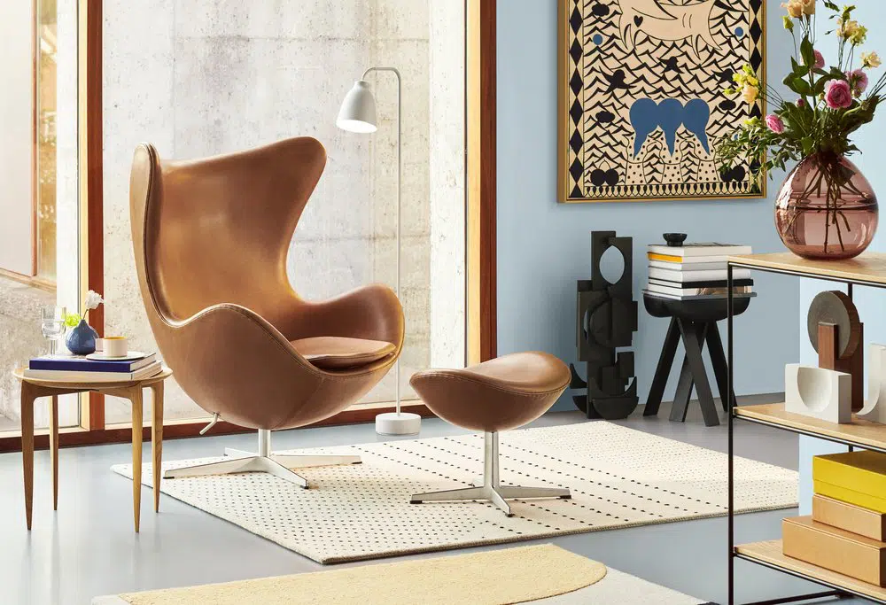 Poltrona Egg original e footstool em couro marrom