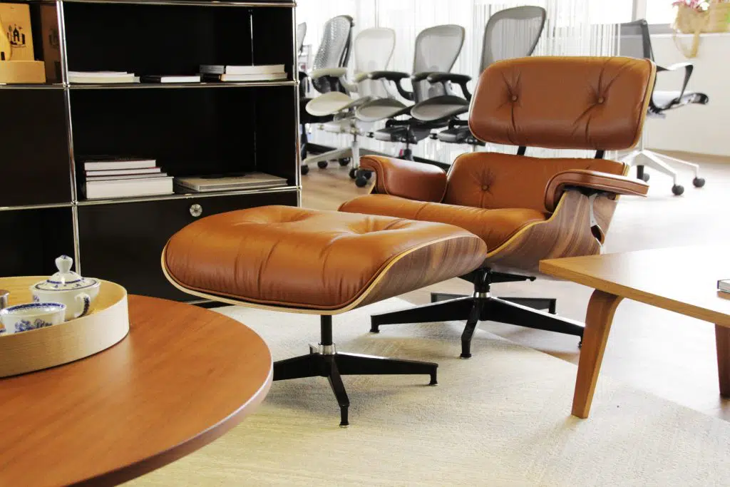cadeira Eames Lounge beje da Herman Miller