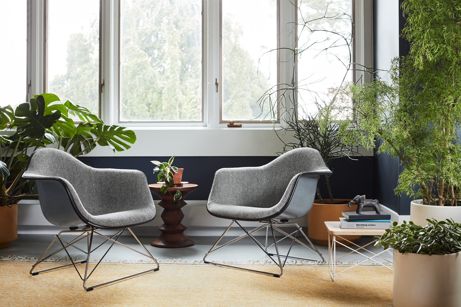 ambiente de escritório com design biofílico com duas Eames wire chair na cor cinza
