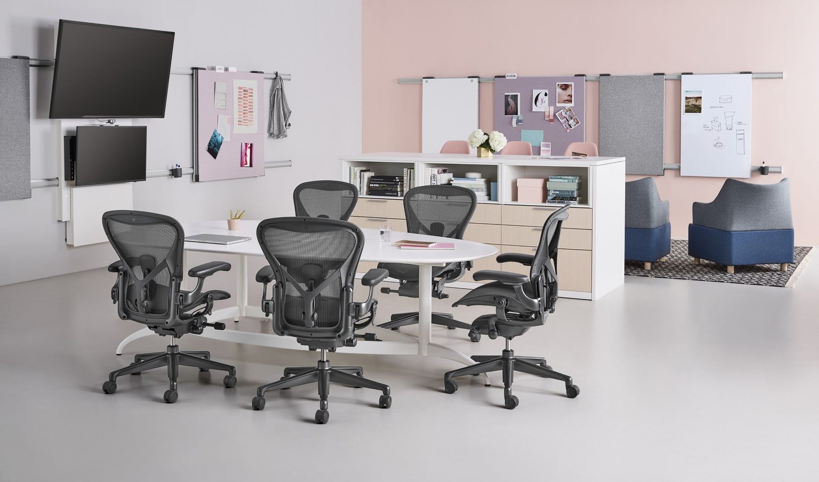 ambiente corporativo com cadeiras Aeron