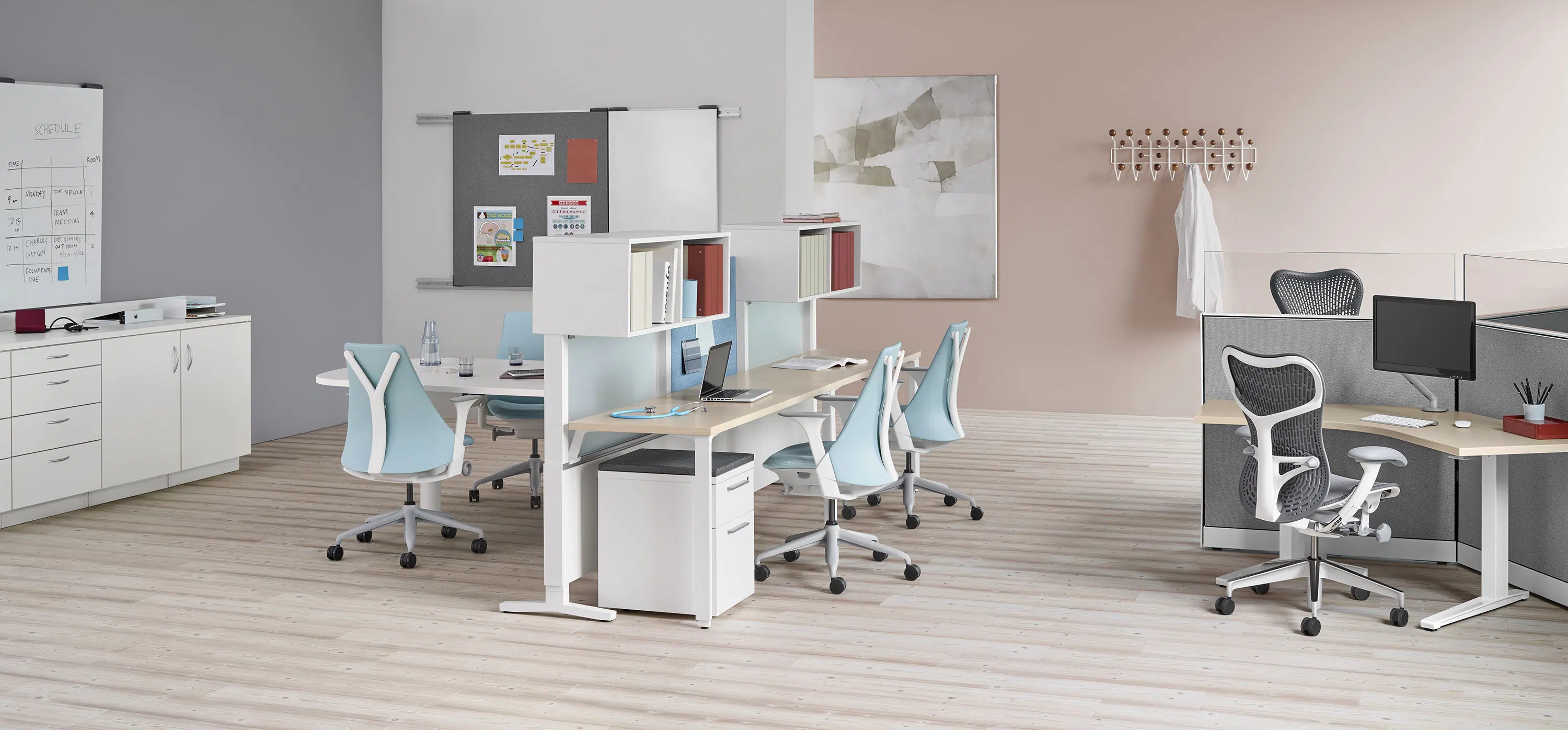 escritório com cadeiras Herman Miller