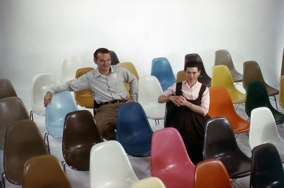 casal Eames com suas criações da cadeira Eames