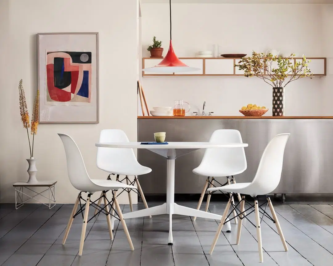 Cadeira Eames Molded Plastic na cor branca