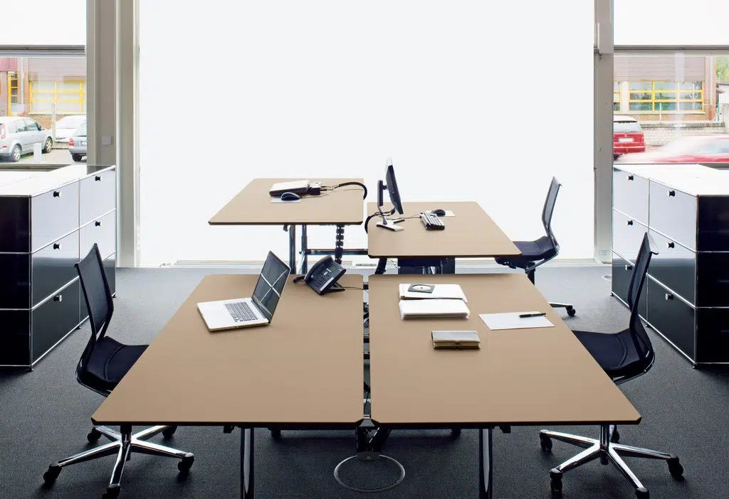 mesa USM Kitos com regulagem de altura