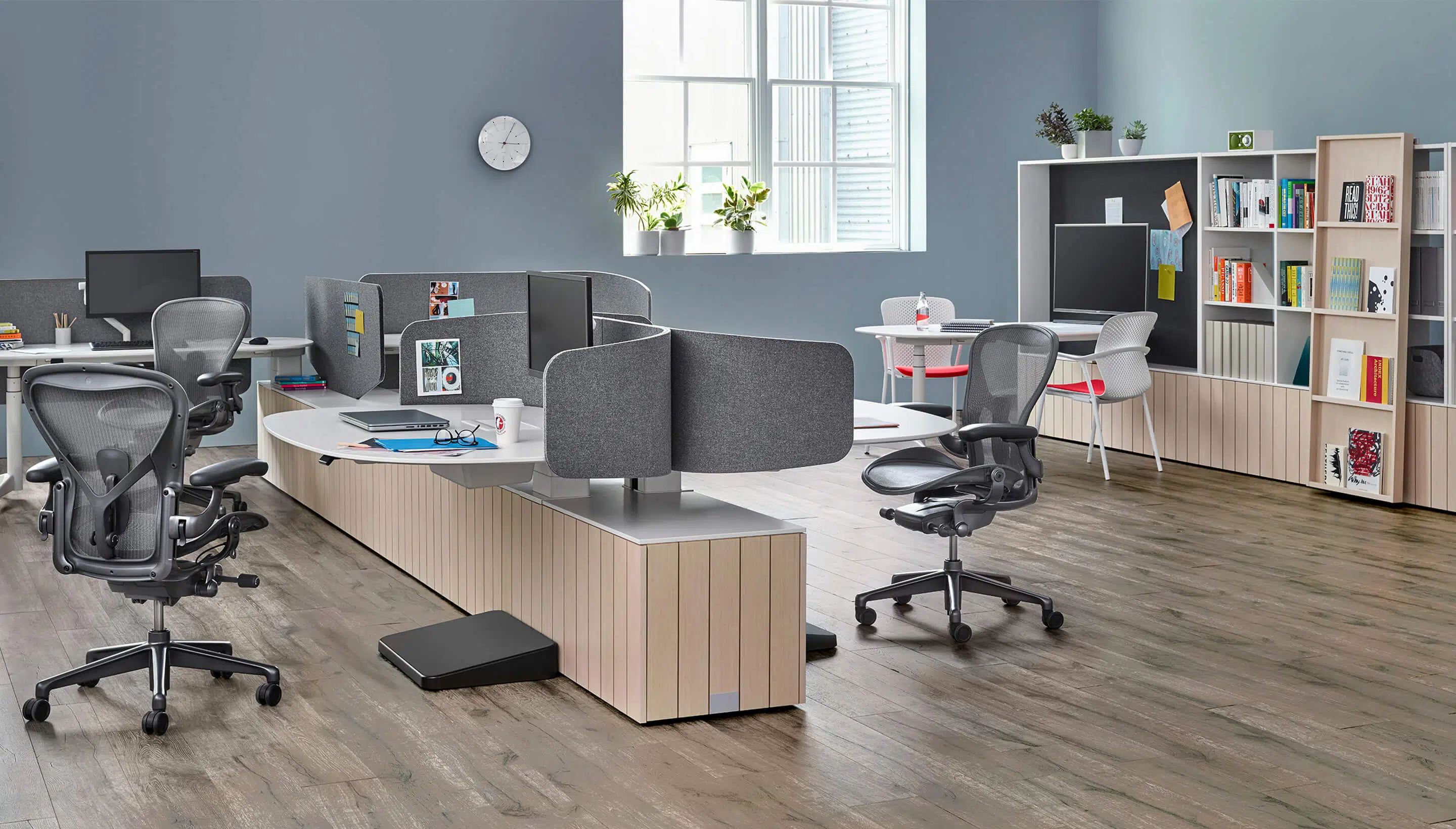 escritório open space com produtos Herman Miller
