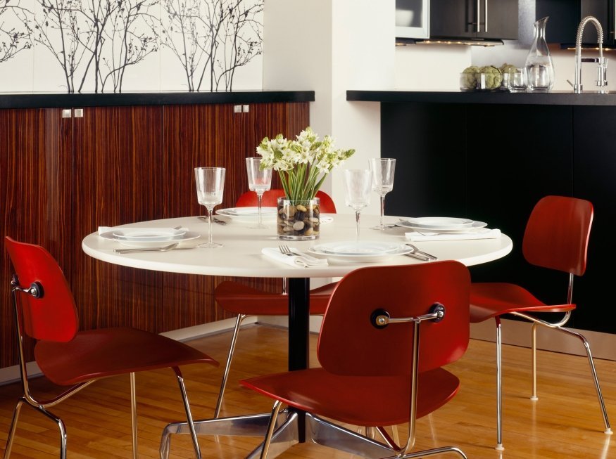 Eames Molded Plywood na cor vermelha e base de aço cromado