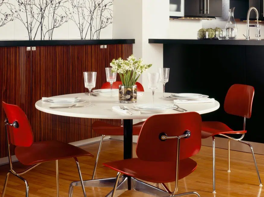 Eames Molded Plywood na cor vermelha e base de aço cromado
