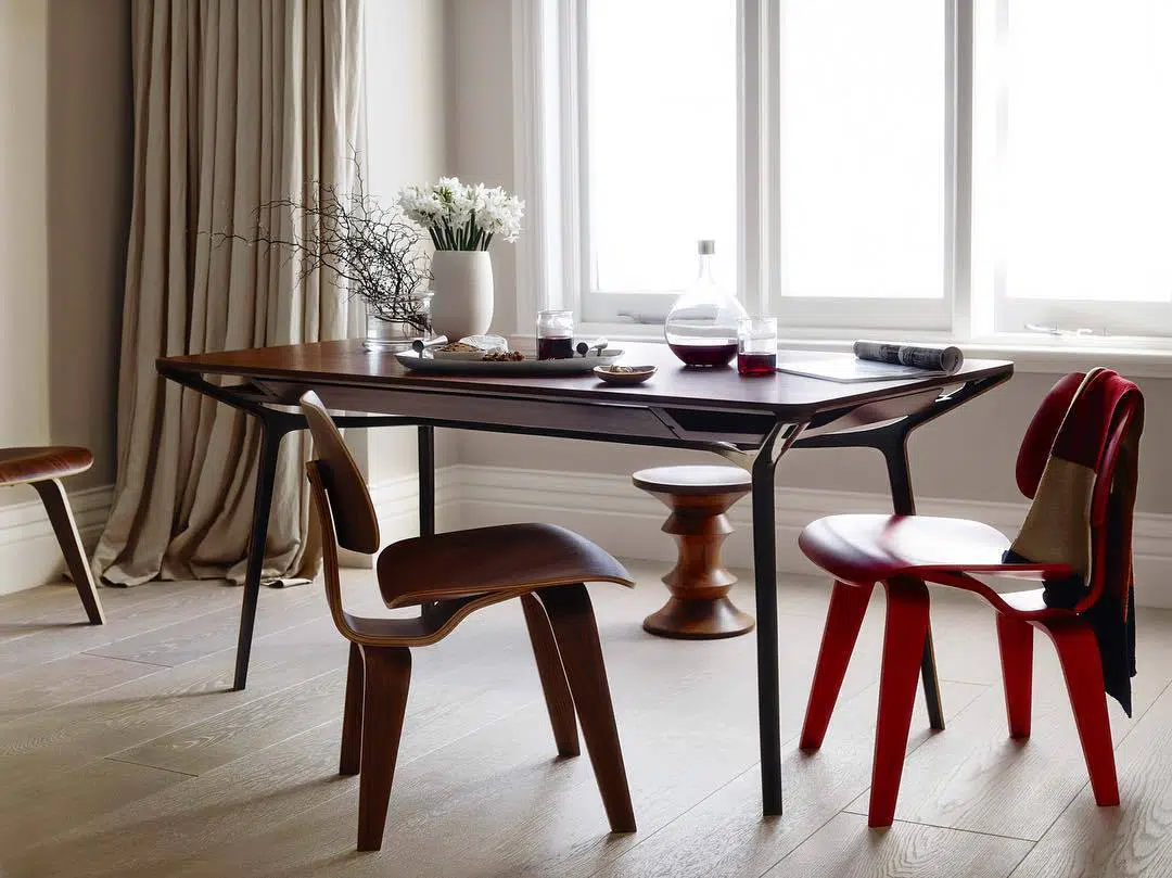 ambiente social com produtos Herman Miller