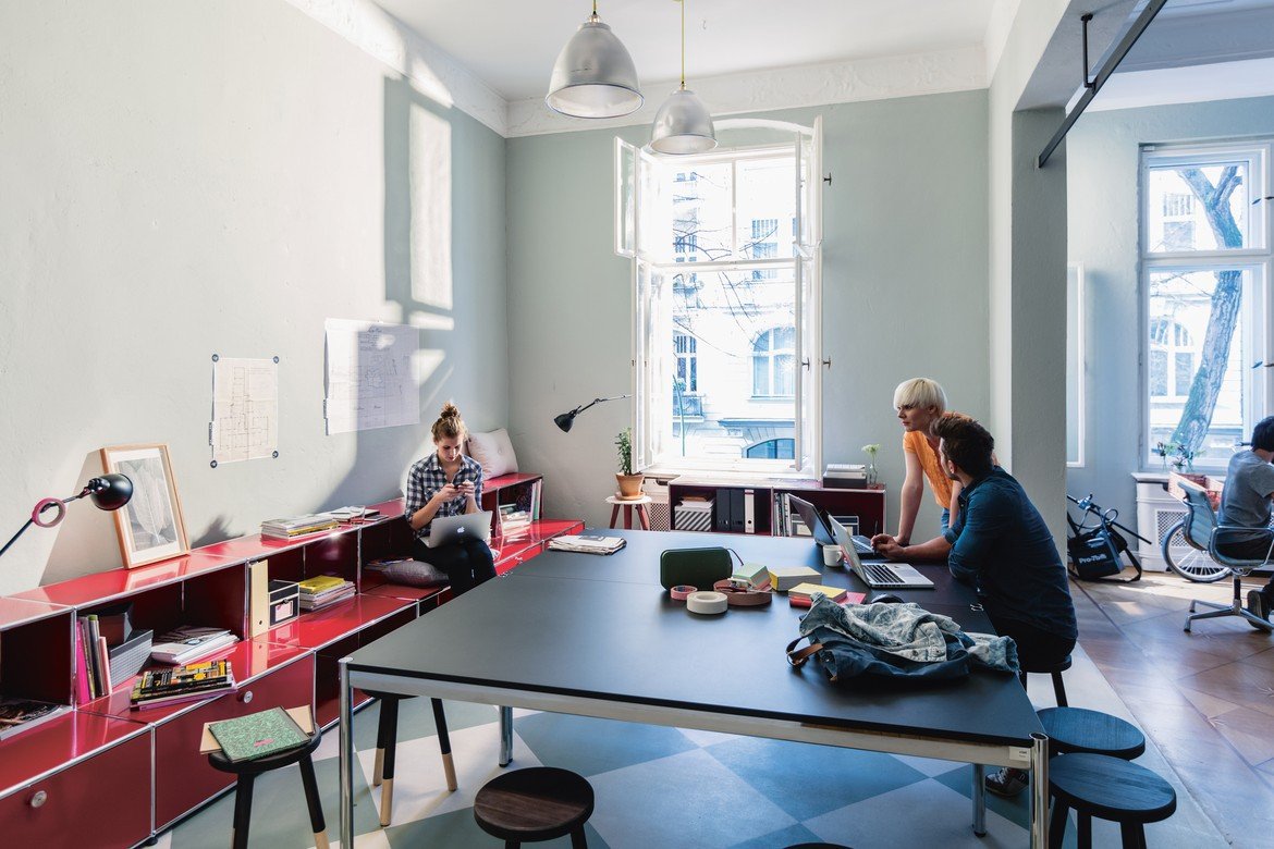 espaço de trabalho com móveis USM