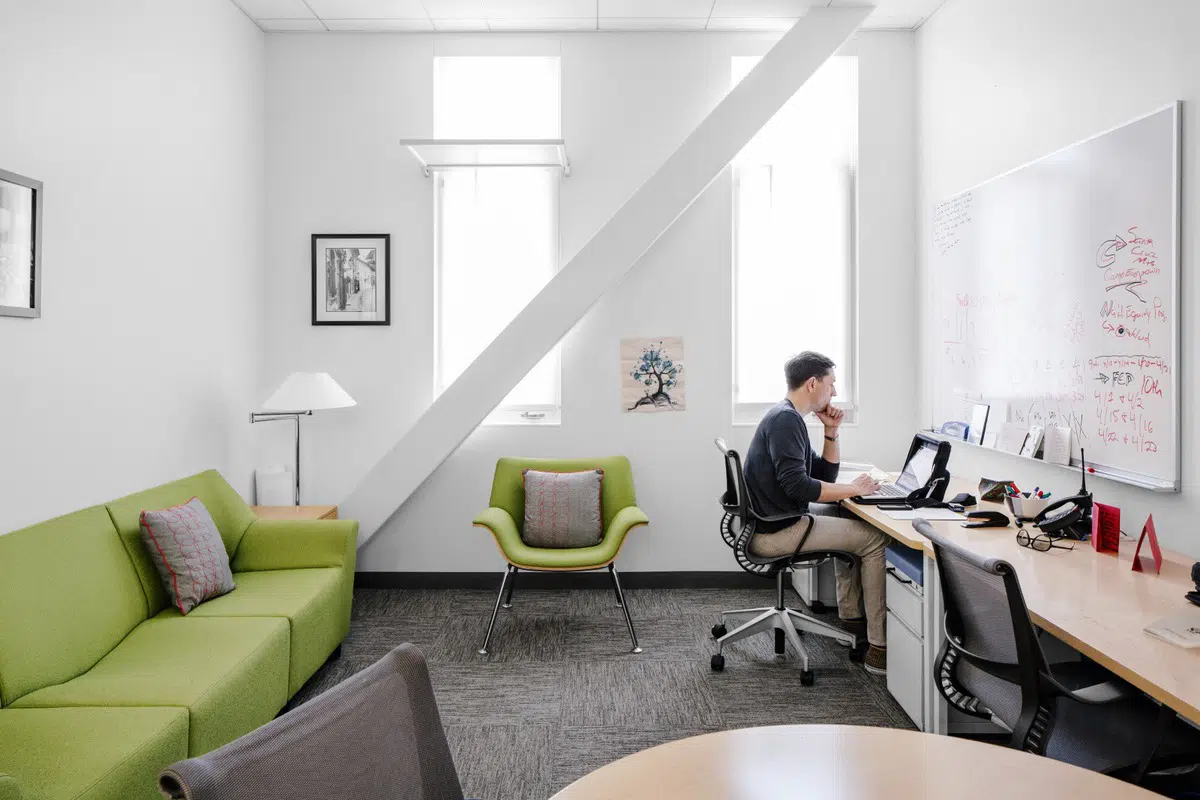 tipos de ergonomia - homem sentado em uma cadeira Setu em ambiente home office