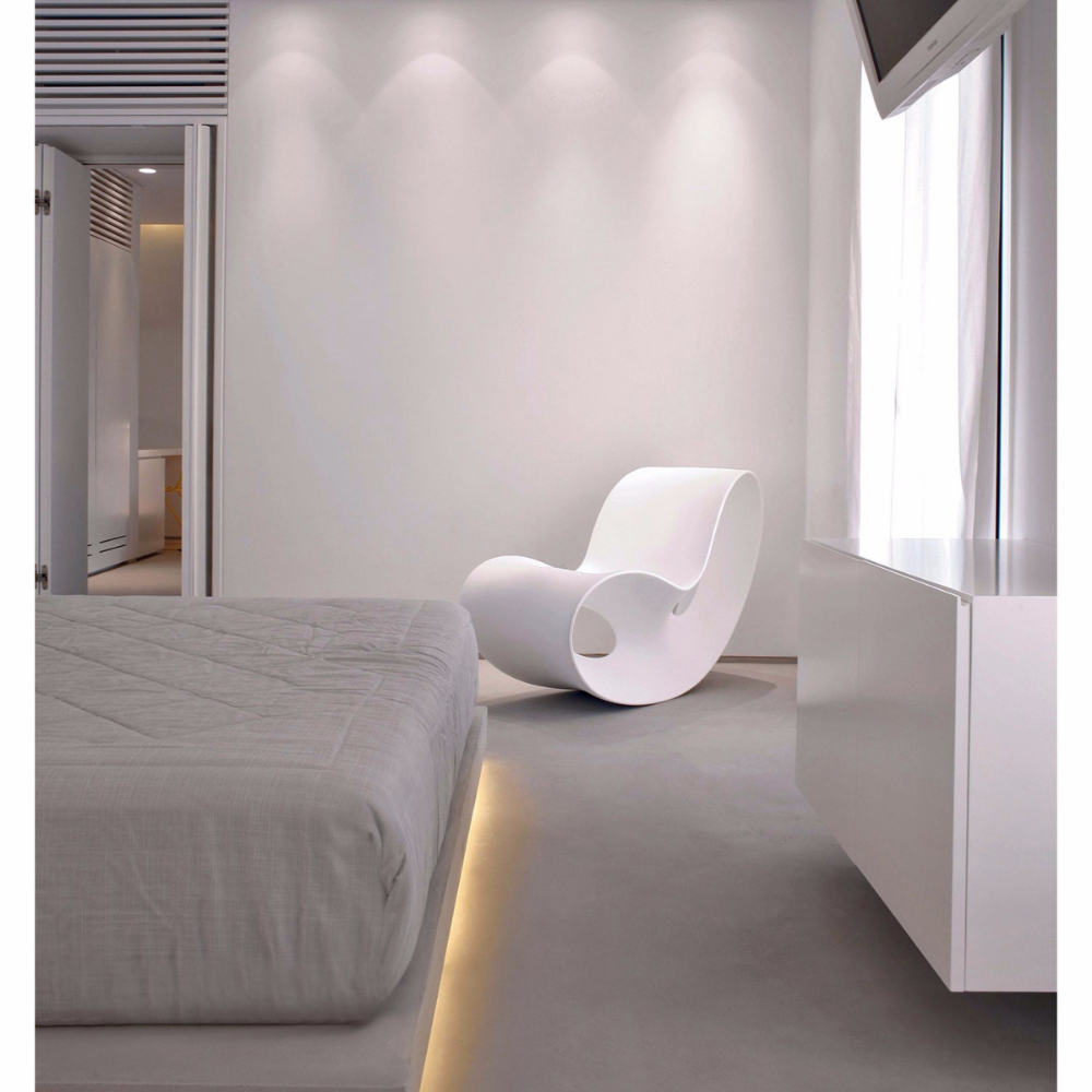 tendência de design - ambiente monocromático com tons claros, uma cama e uma Voido na cor branca