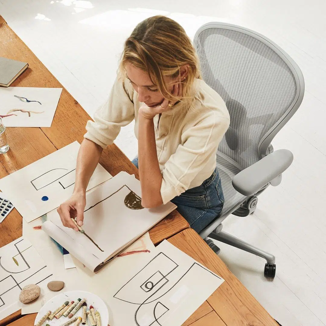posição ergonômica - mulher sentada em uma cadeira Aeron vista de cima