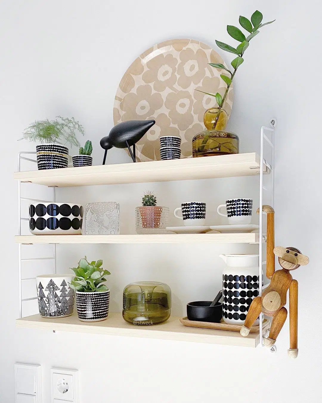 objetos de decoração em uma prateleira