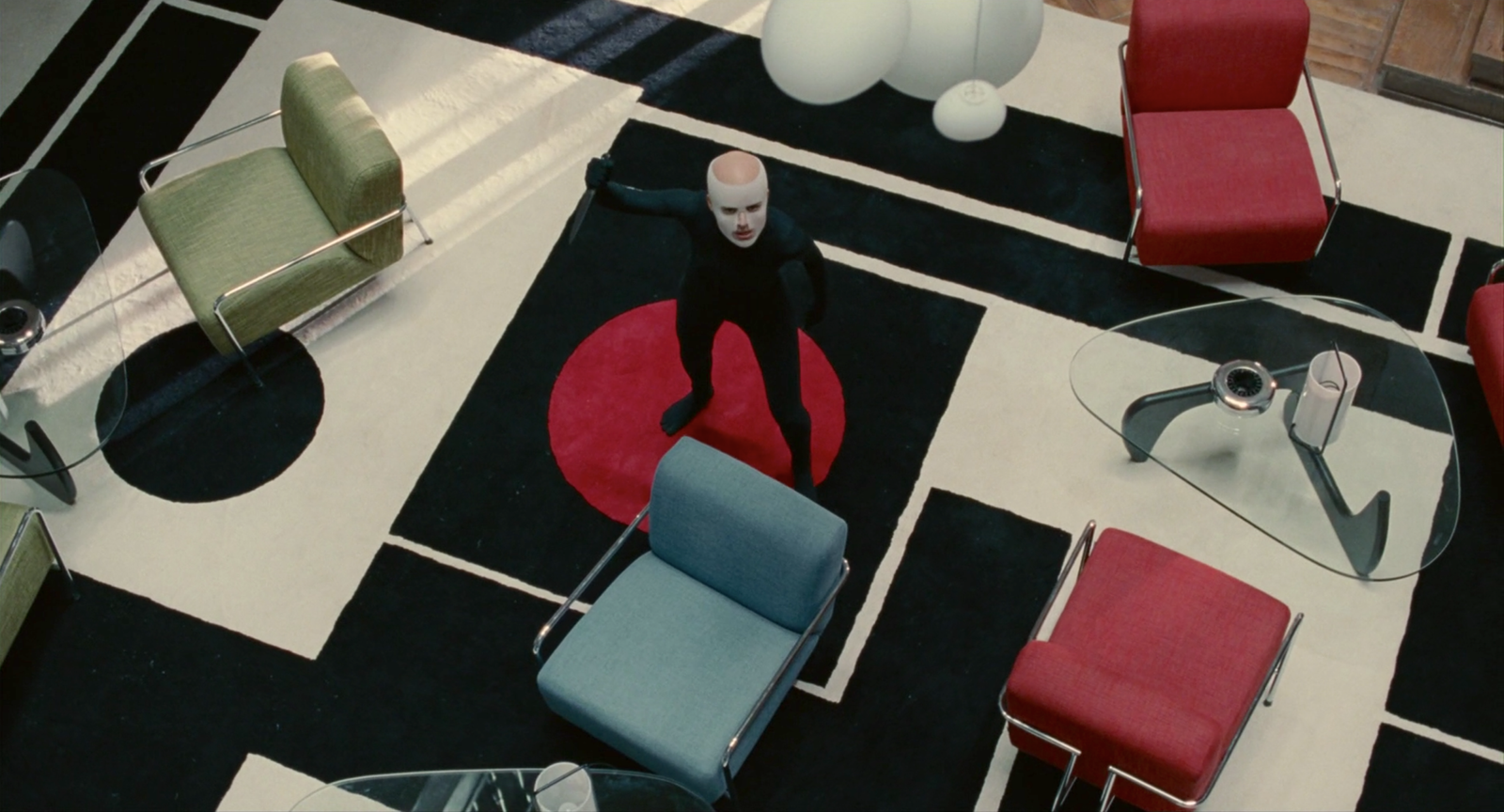 Noguchi Tables no filme A Pele em que Habito