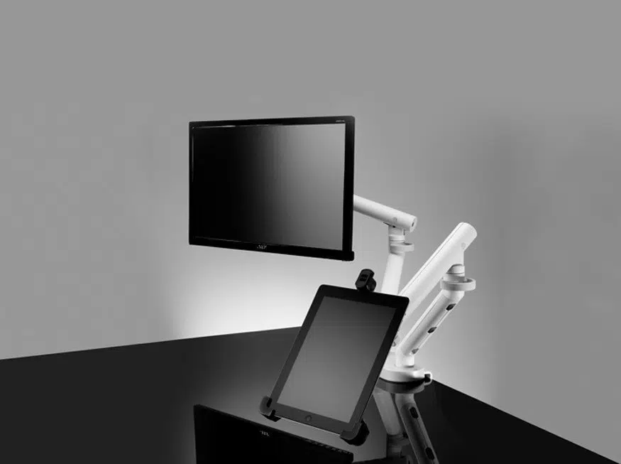 monitor sobre a mesa 