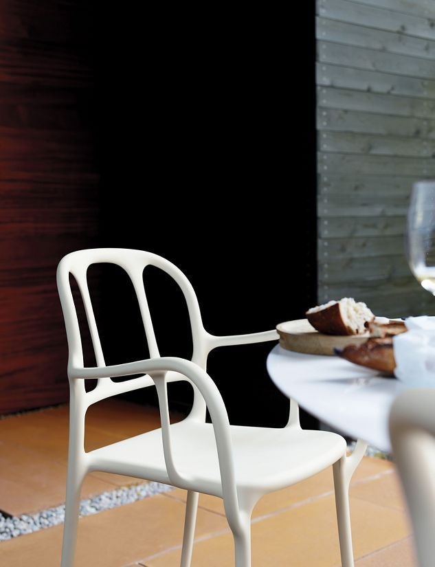 Mila Chair: cadeira ao lado de uma mesa