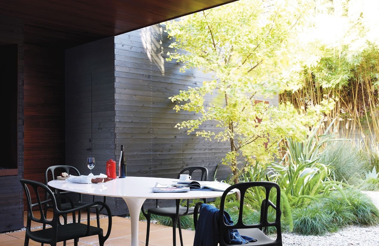 Saarinen Outdoor: mesa oval ao redor cadeiras pretas