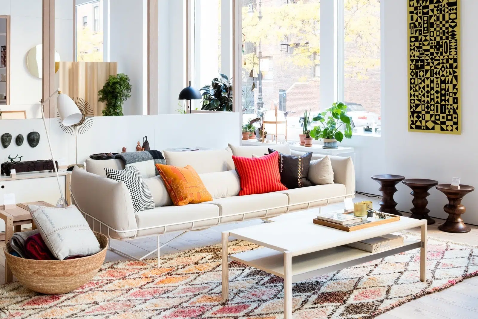 sala de estar com sofá e mesa central