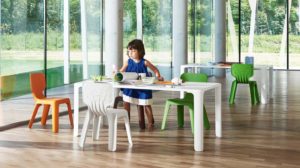 Alma Chair: menina ao lado de uma mesa e cadeiras