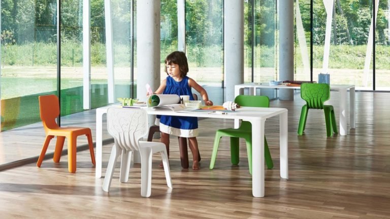 Alma Chair: menina ao lado de uma mesa e cadeiras