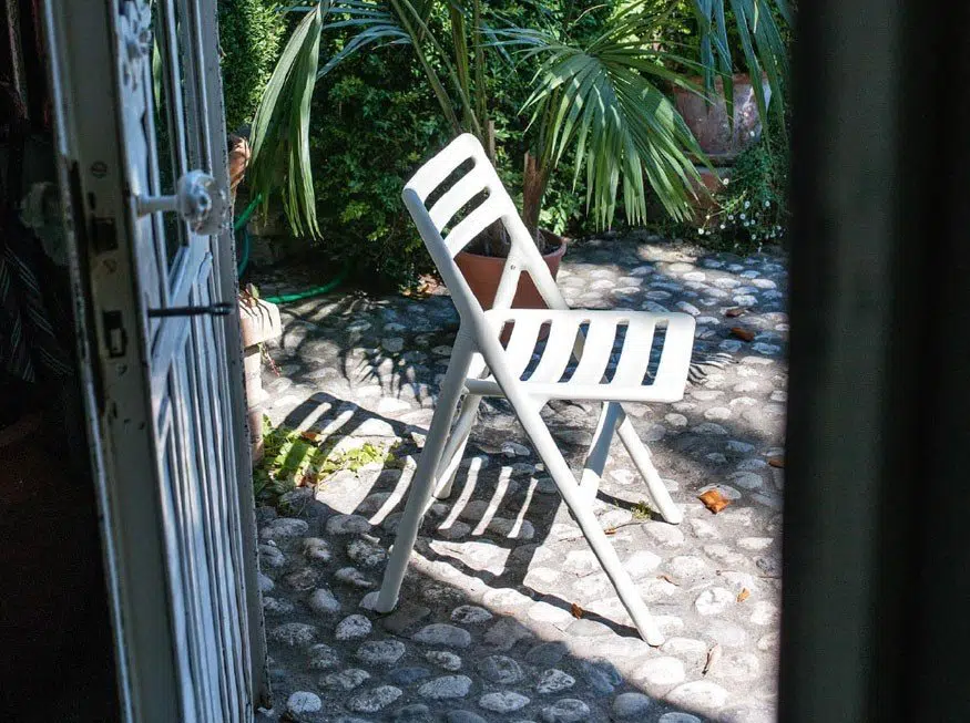 cadeira Magis Folding Air-Chair-em um quintal 