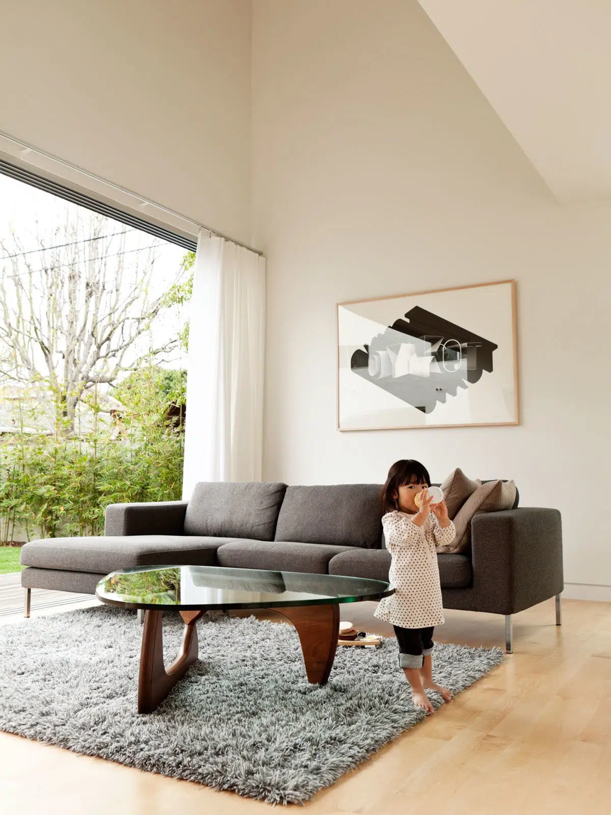 decorar a casa - mesa Noguchi  em uma sala e uma criança