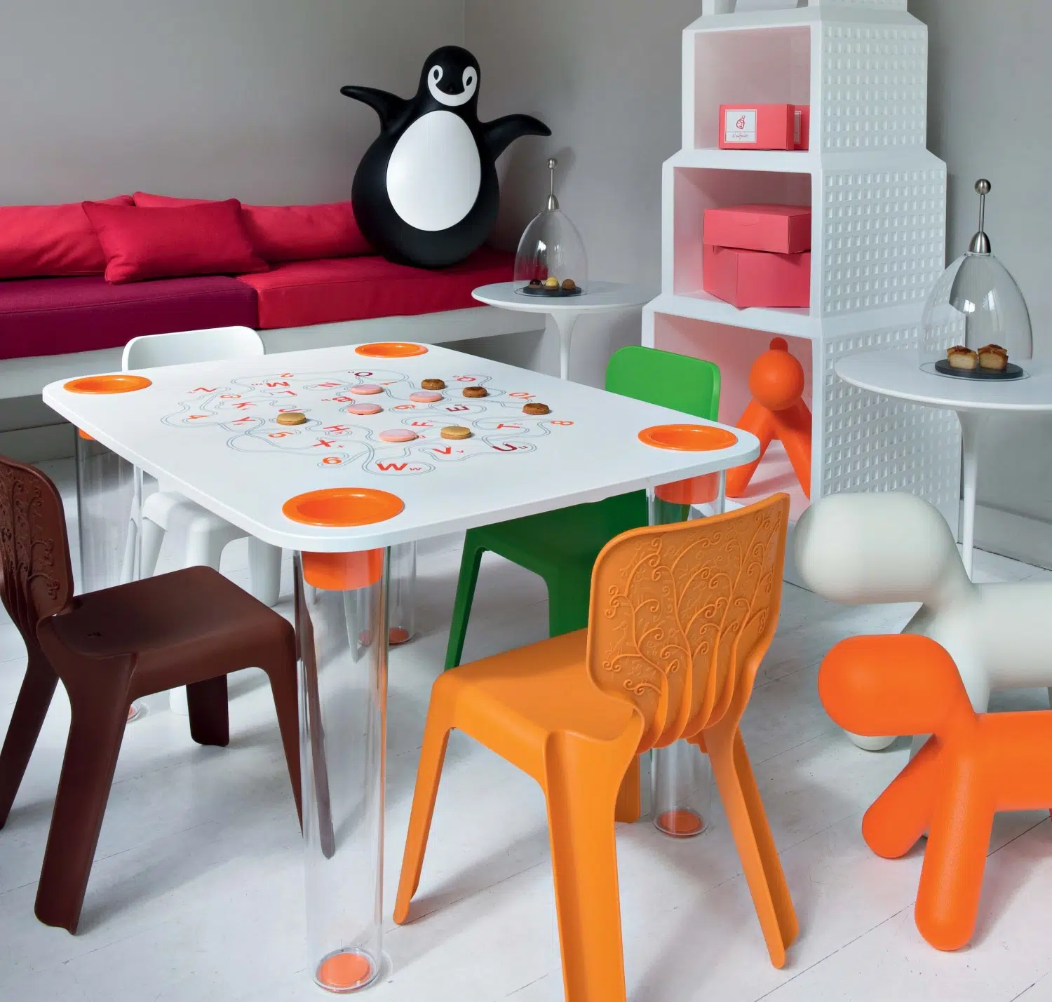 mesa e cadeiras em uma sala 