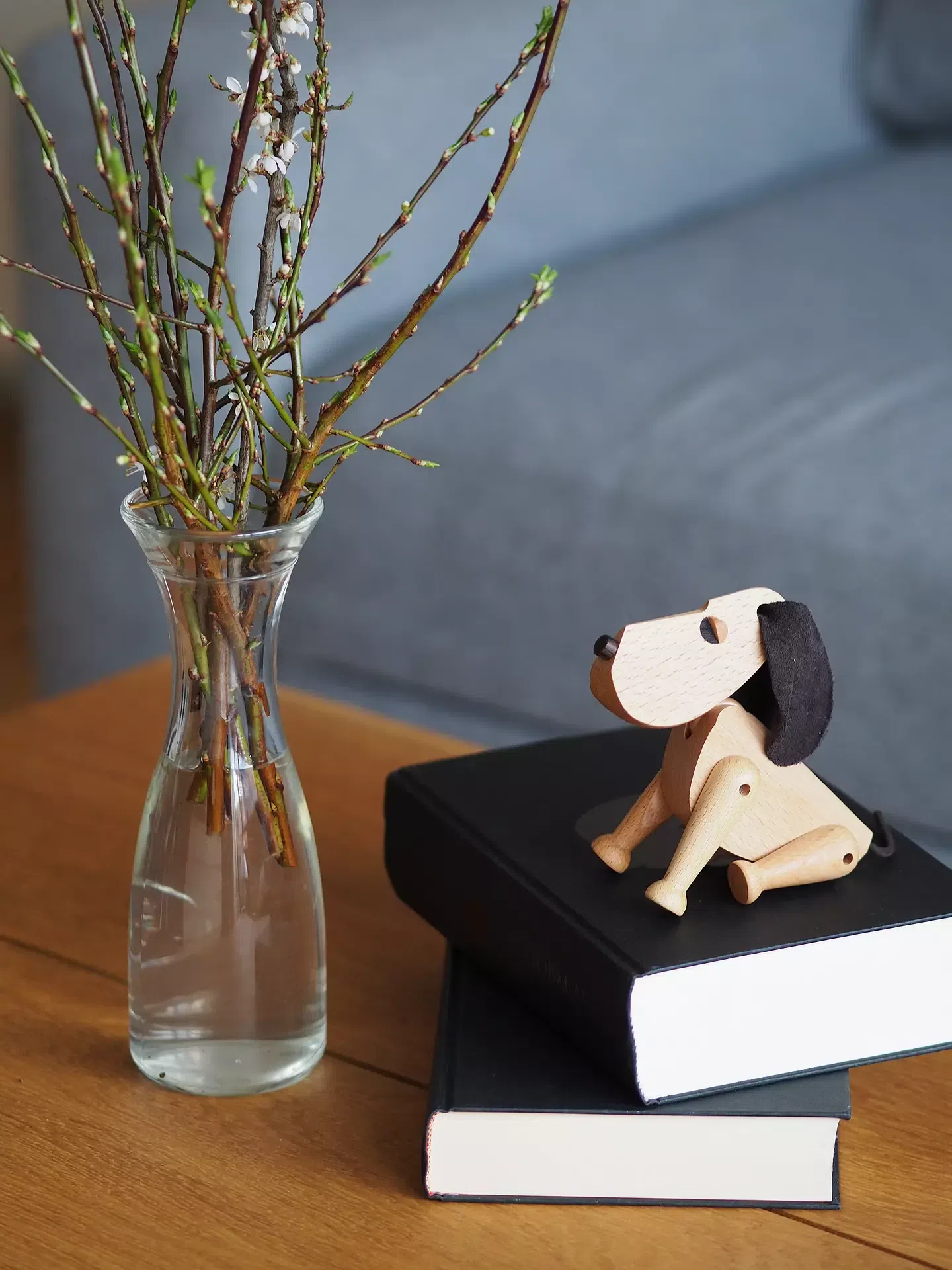 Atec objetos: livros em cima da mesa ao lado de um vaso com plantas.