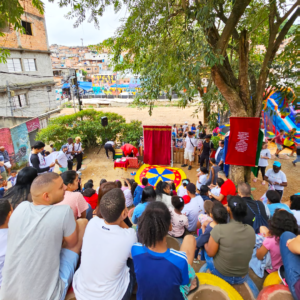 Foto de um panorama geral do evento, mostrando o palco montado para apresentação circense.