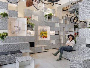 Artista Claudia Comte na loja Rossignoli sobre USM Haller