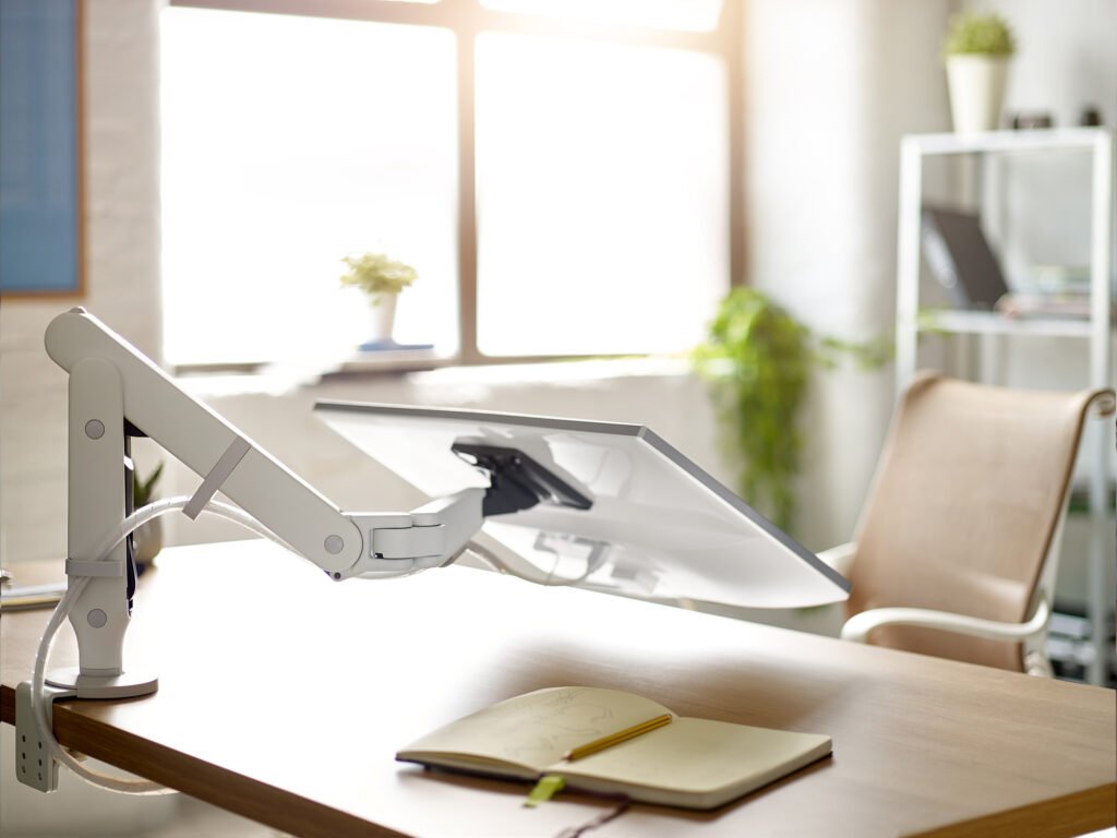 Imagem de suporte de monitor Ollin branco em uso com amplitude de angulação