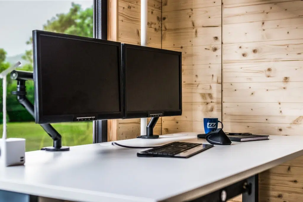 Imagem de dois monitores com suporte de monitor Flo na cor preta.
