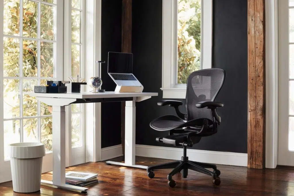 Mesa Ratio com suporte Oripura e cadeira Aeron.