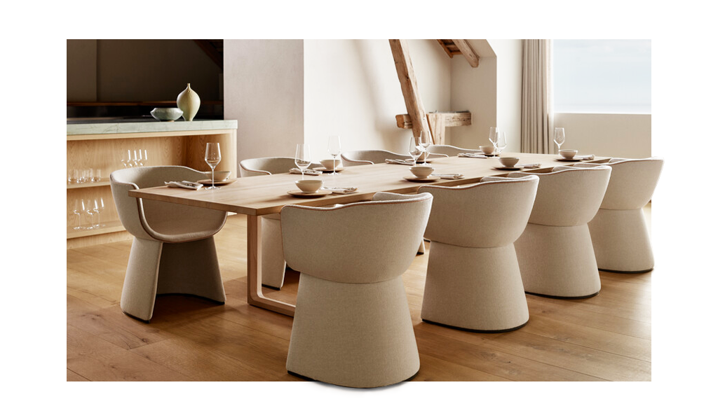 Mesa Essay e cadeiras Monolit, ambas de Cecilie Manz para a marca dinamarquesa Fritz Hansen