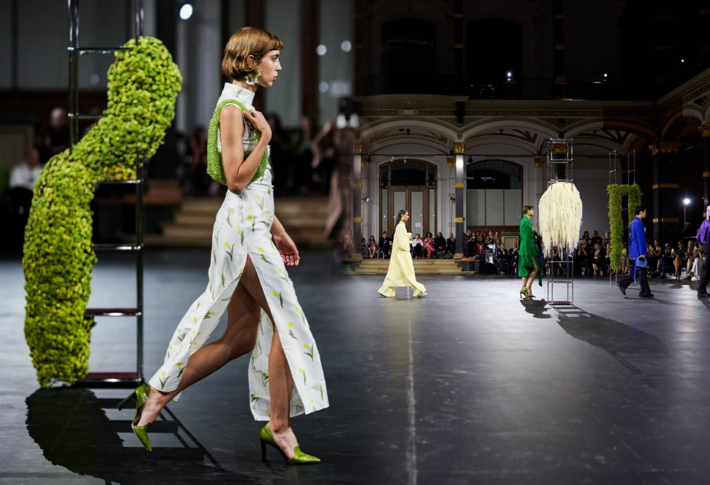 Sistema USM Modular Furniture utilizado com escultura na Berlin Fashion Week 2023.