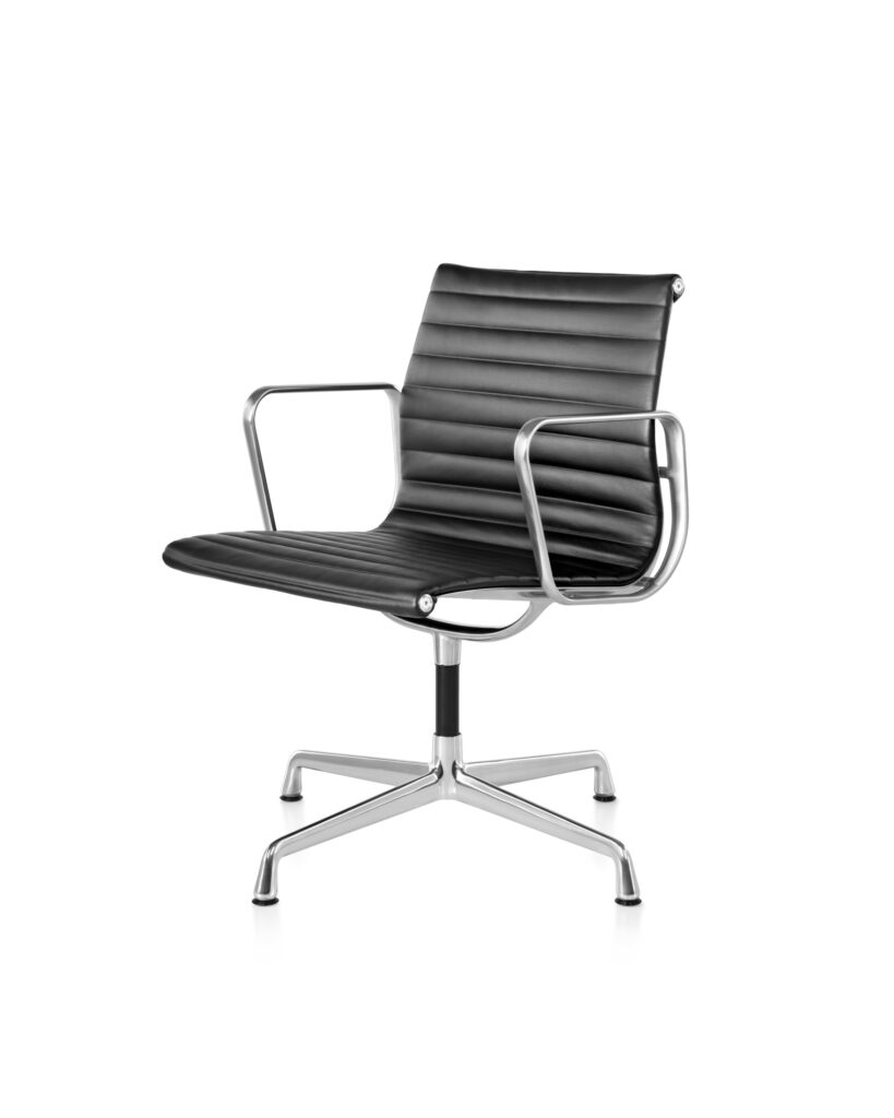 Cadeira Eames Aluminium Group preta, com espaldar baixo, revestimento em couro, e estrutura em alumínio polido.