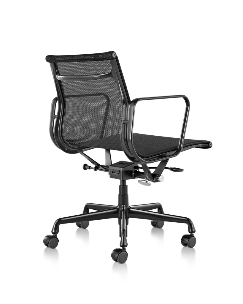 Cadeira Eames Aluminium Group preta, com espaldar baixo, tela Cygnus, e estrutura com pintura a pó.