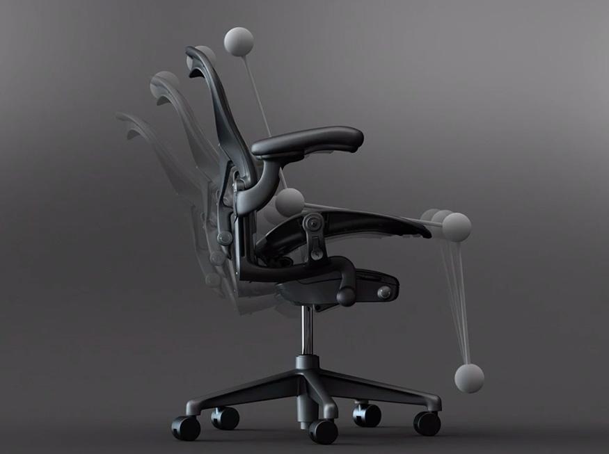 Vista lateral de uma cadeira Aeron na cor Onyx, com simulação de movimento.