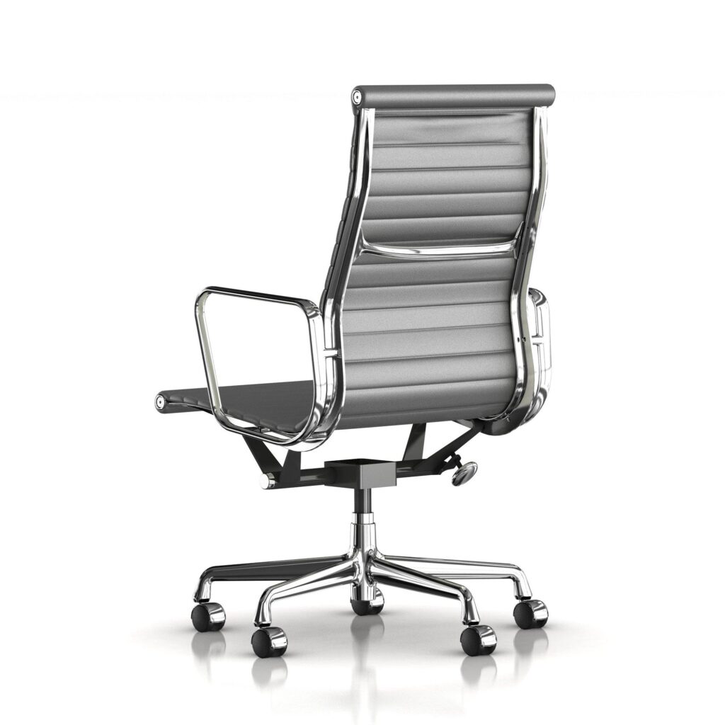 Cadeira Eames  Aluminium Group com espaldar alto, na cor grafite, revestimento em couro, e estrutura em alumínio polido.