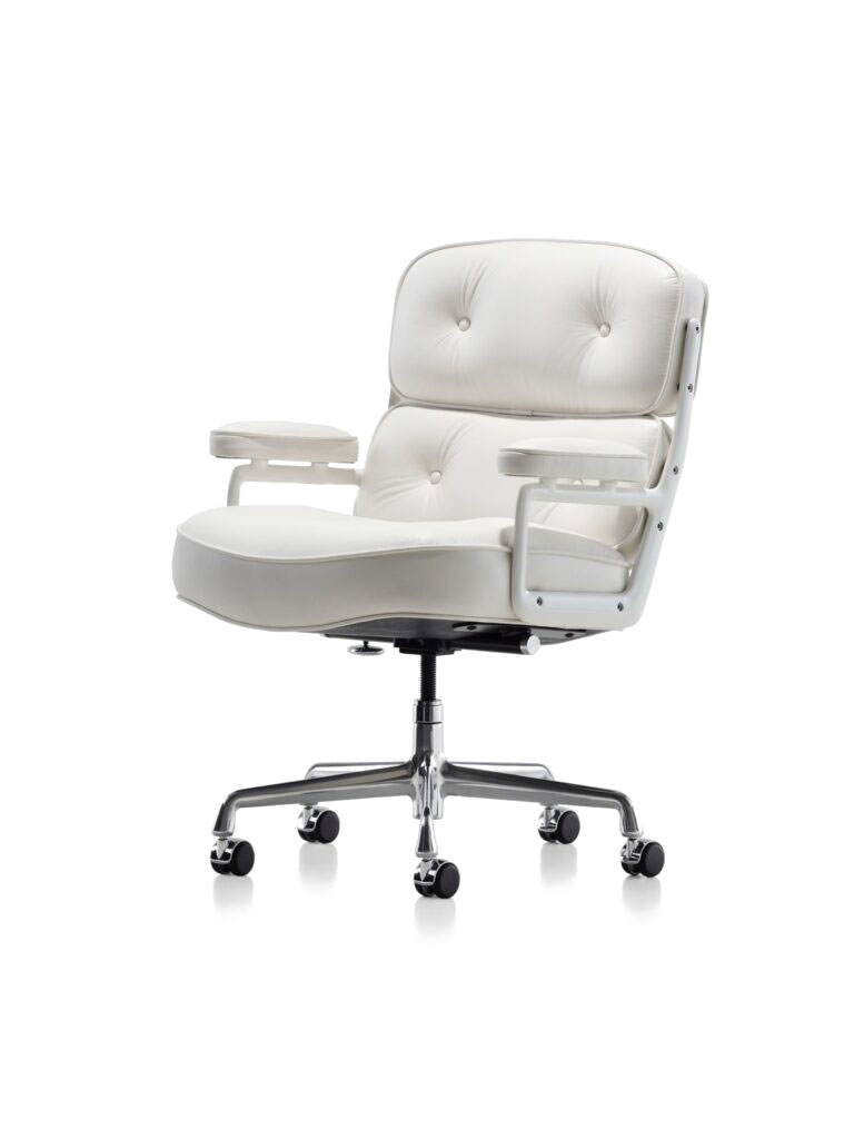 Cadeira Eames Executive branca, com revestimento em couro, braços brancos, e estrutura em alumínio polido.